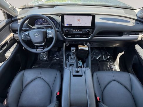 Used 2025 Toyota Grand Highlander AWD image 10