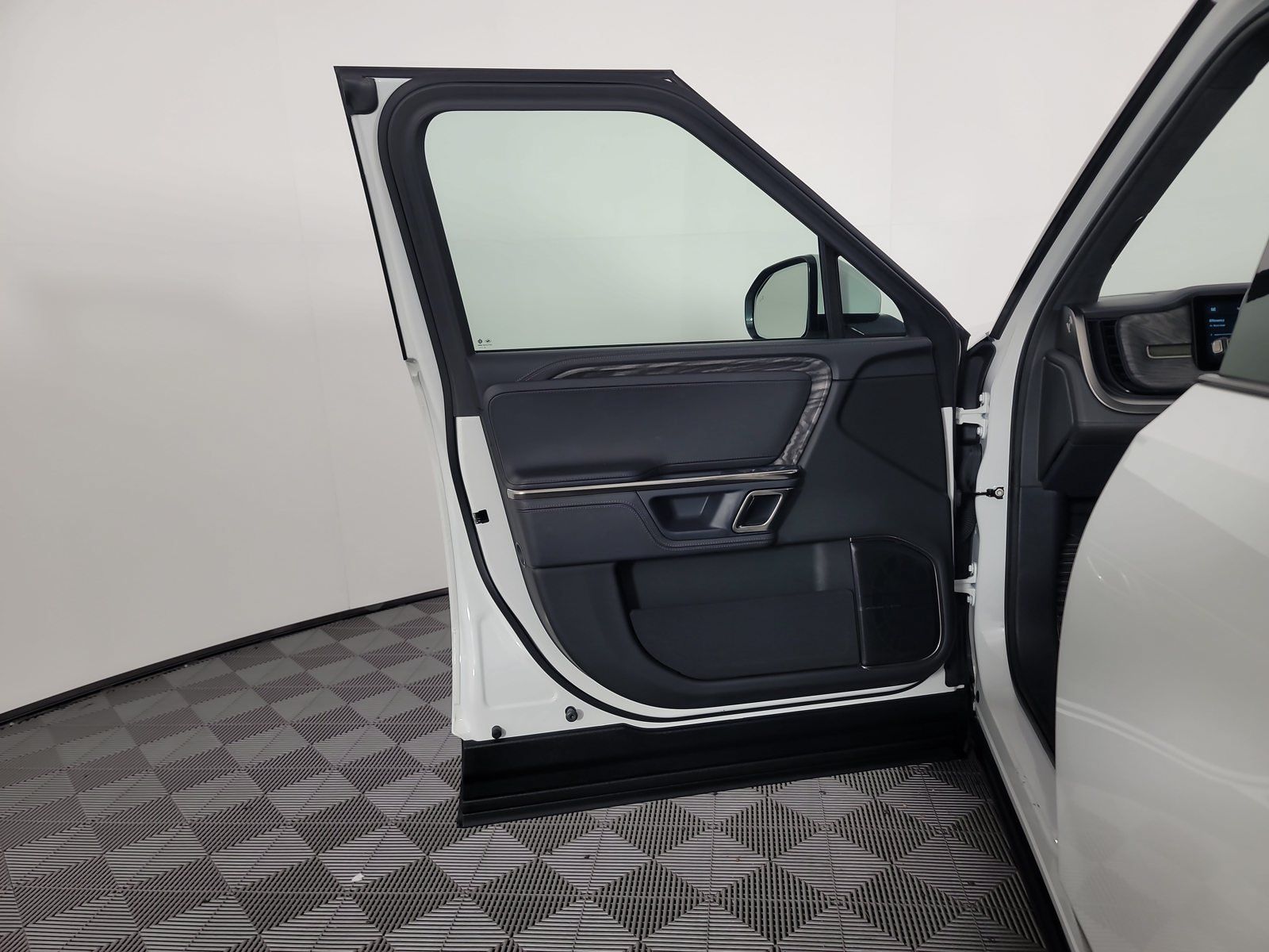 Used 2022 Rivian R1T Adventure AWD/4WD image 16