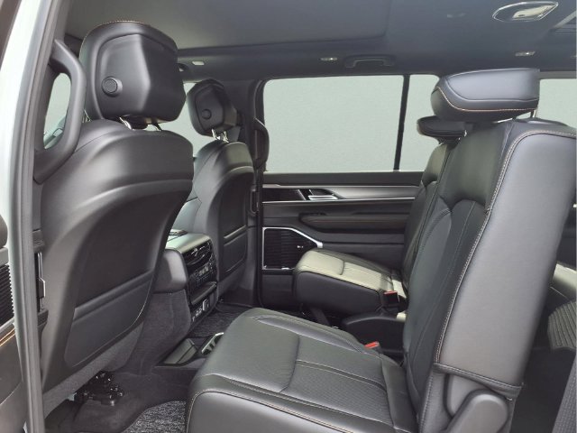 New 2026 Jeep Grand Wagoneer 4WD image 17
