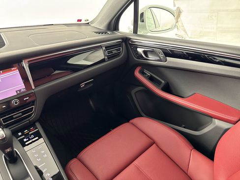 Certified 2025 Porsche Macan image 27