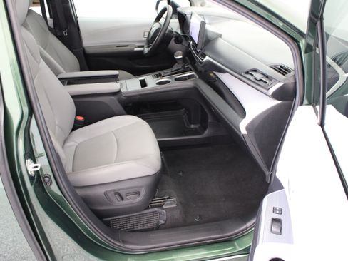 Used 2026 Toyota Sienna XLE FWD image 39