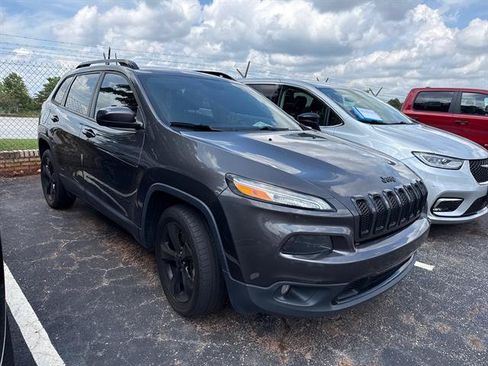 Used 2018 Jeep Cherokee Latitude w/ Altitude Package FWD image 1