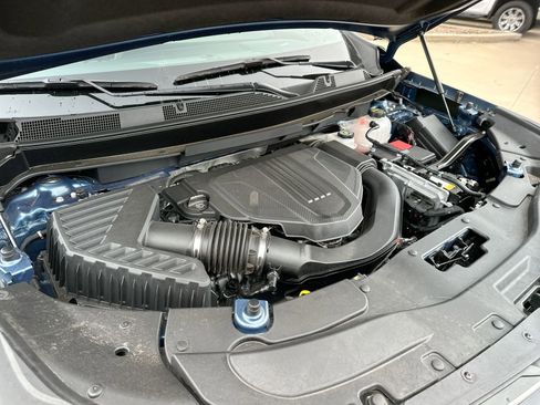 Used 2025 Chevrolet Traverse LT image 25