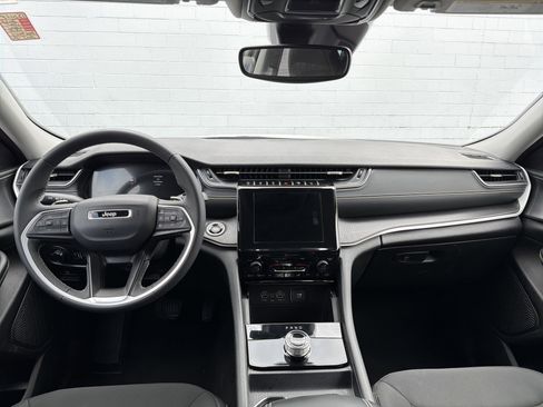 Used 2023 Jeep Grand Cherokee Laredo image 12