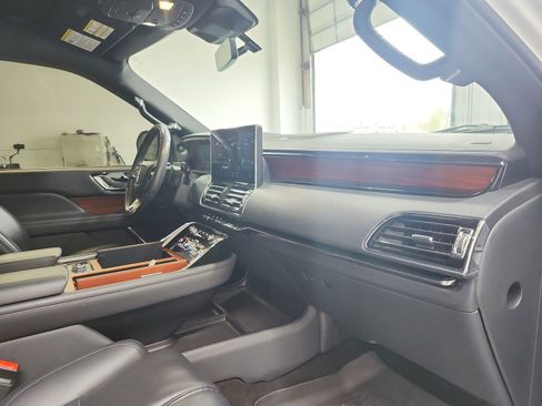 Used 2024 Lincoln Navigator Premiere image 36