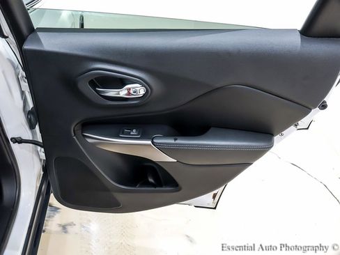 Used 2019 Jeep Cherokee Latitude Plus w/ Comfort/Convenience Group image 28