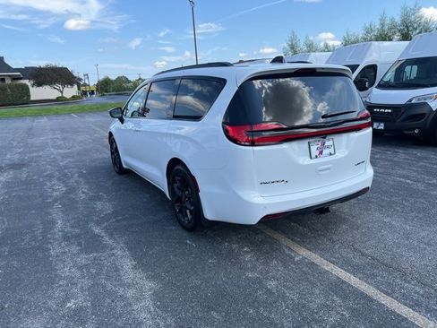 New 2026 Chrysler Pacifica Limited w/ S Appearance Package image 3
