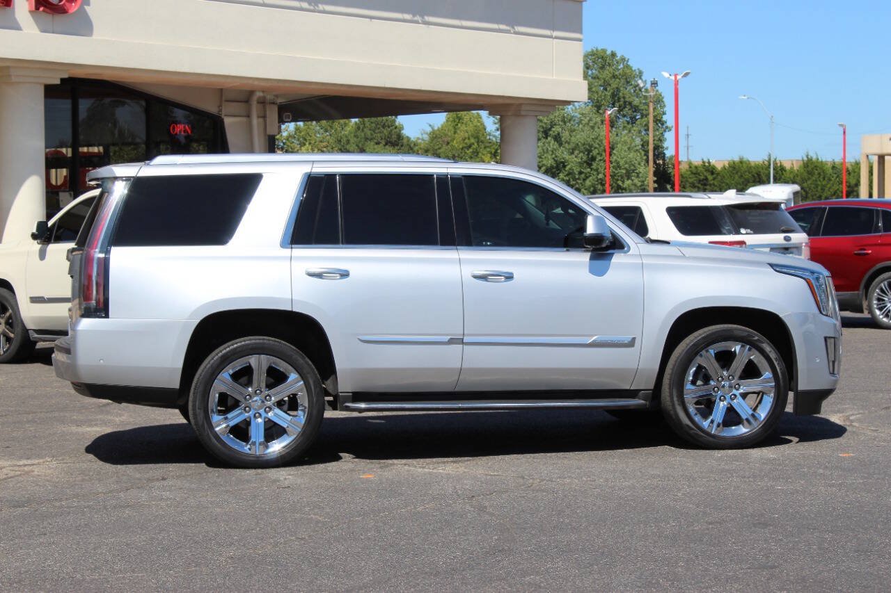 Used 2017 Cadillac Escalade Luxury AWD/4WD image 3