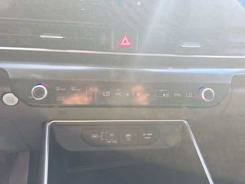 Used 2025 Kia Carnival FWD image 31