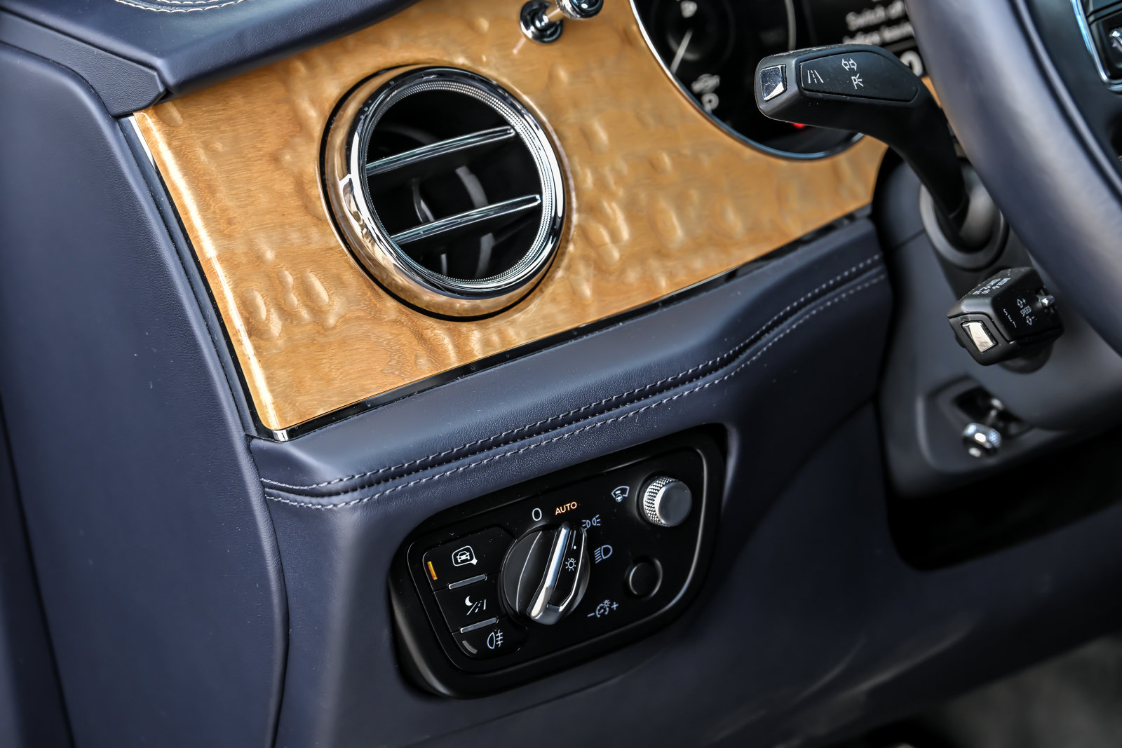 Certified 2023 Bentley Bentayga Extended Wheelbase AWD/4WD image 29