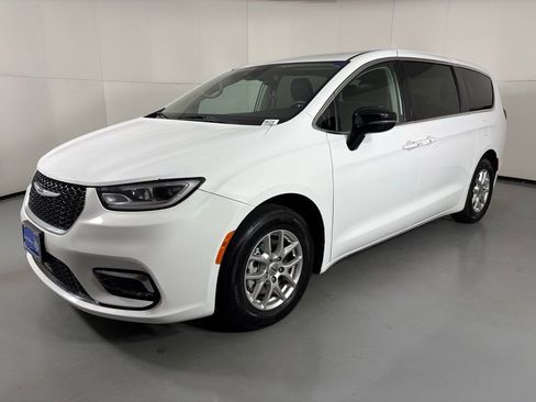 Used 2024 Chrysler Pacifica Touring-L image 4