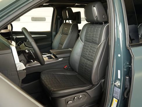 Used 2025 Cadillac Escalade ESV V AWD/4WD image 3