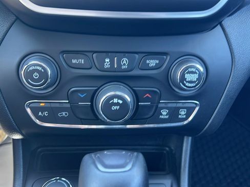 Used 2019 Jeep Cherokee Latitude Plus w/ Cold Weather Group AWD/4WD image 20