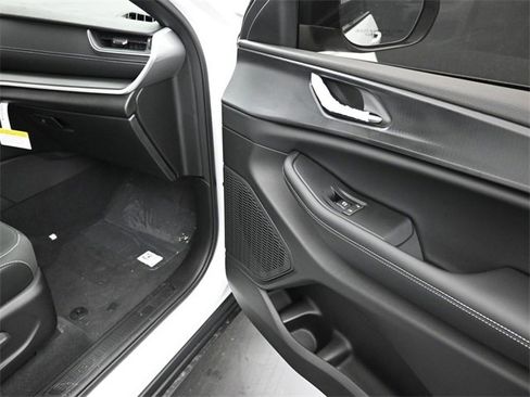 New 2025 Jeep Grand Cherokee Laredo image 23