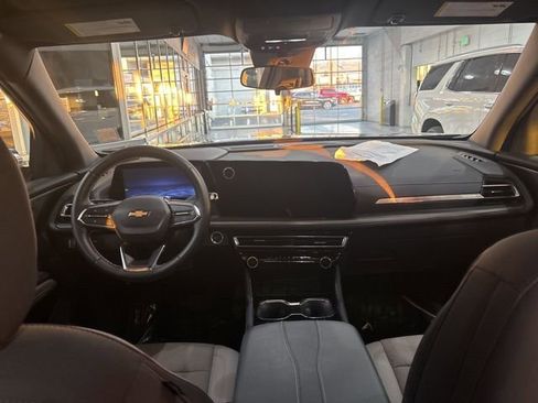 Used 2025 Chevrolet Traverse LT image 37