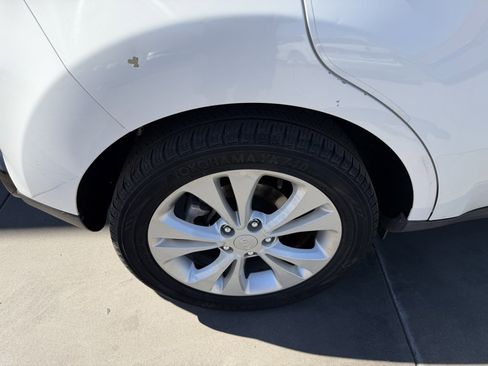 Used 2016 Kia Soul + image 15