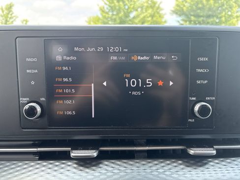 Used 2023 Kia Carnival LX FWD image 17