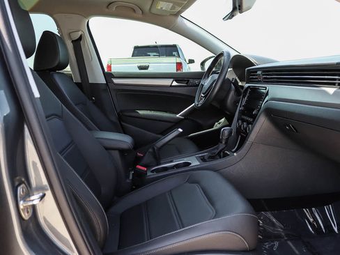 Certified 2022 Volkswagen Passat 2.0T SE FWD image 16