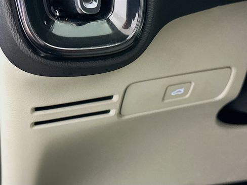 Used 2024 Volvo XC40 B5 Plus image 17