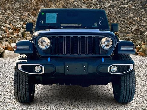 Used 2024 Jeep Wrangler Unlimited image 3