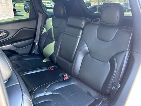 Used 2019 Jeep Cherokee Limited FWD image 37