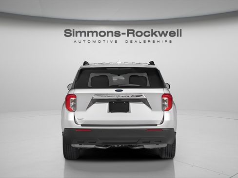 Used 2023 Ford Explorer XLT image 5