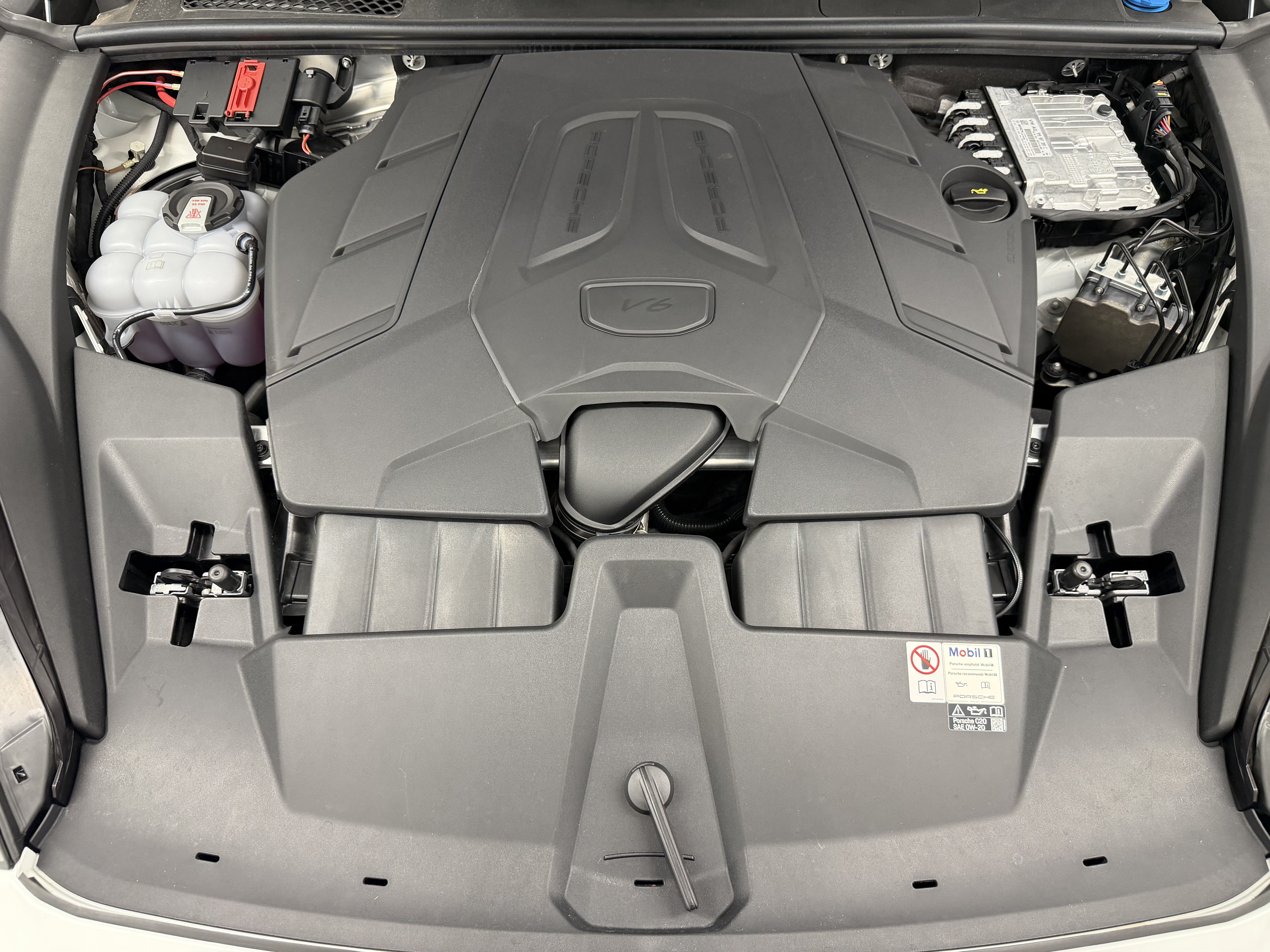 Certified 2024 Porsche Cayenne AWD/4WD image 61