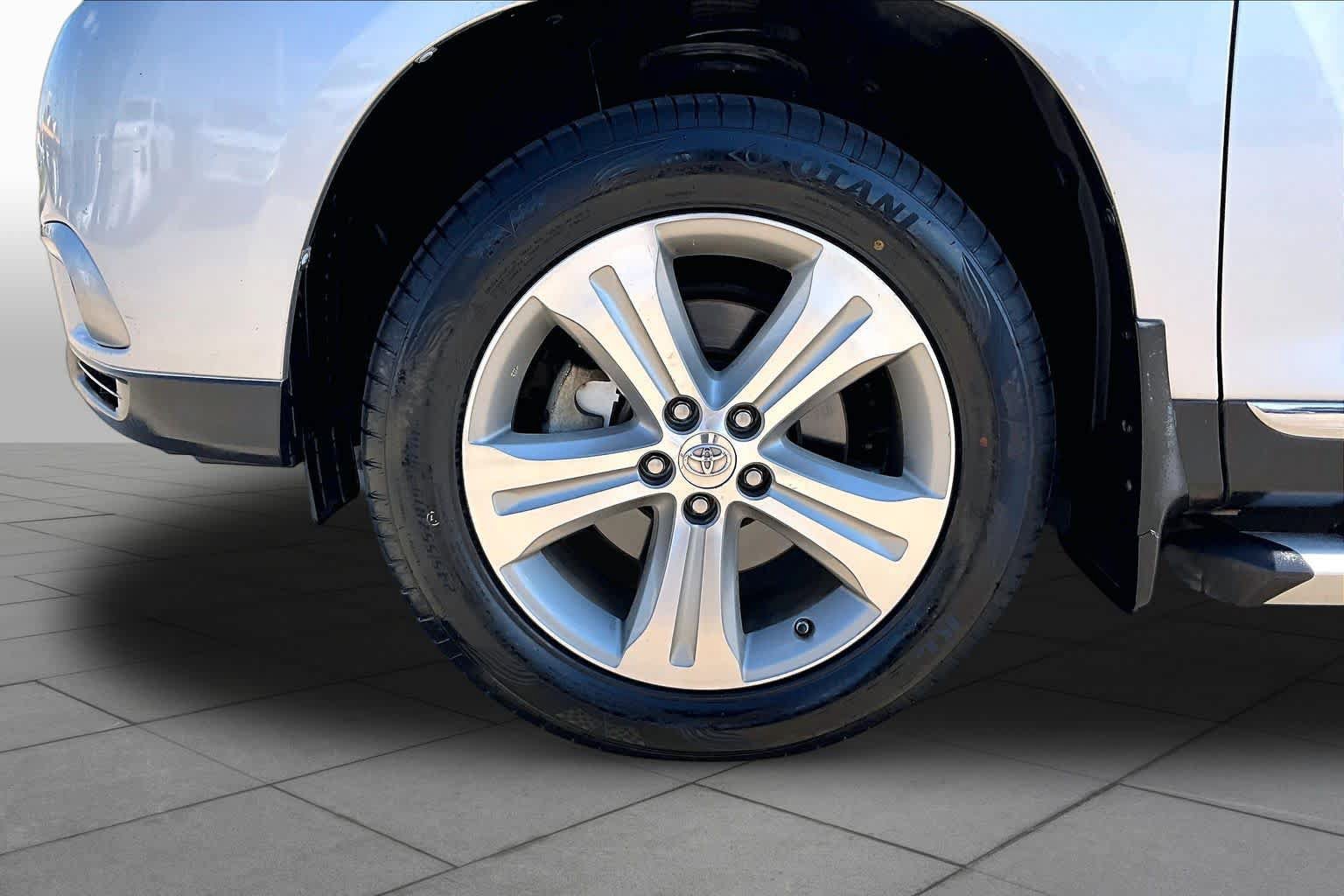 Used 2013 Toyota Highlander Limited FWD image 9