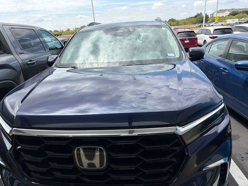 Used 2024 Honda Pilot Touring image 2