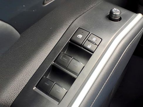 Used 2024 Toyota Highlander XLE image 18