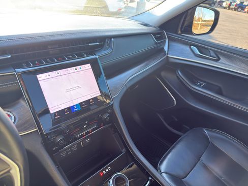 Used 2022 Jeep Grand Cherokee L Limited image 22