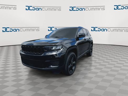 Used 2024 Jeep Grand Cherokee Altitude AWD/4WD image 4