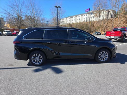 Used 2021 Toyota Sienna LE image 2