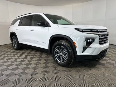 Used 2025 Chevrolet Traverse LT image 2