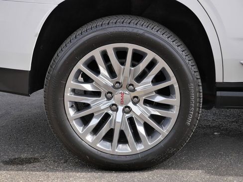 Used 2021 GMC Yukon Denali w/ Denali Premium Package image 11