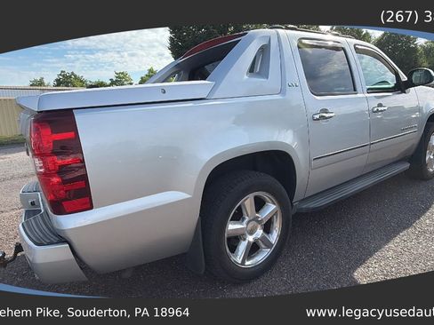 Used 2012 Chevrolet Avalanche LTZ AWD/4WD image 17