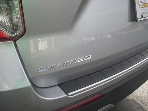 Used 2024 Ford Explorer Limited image 12