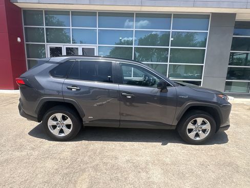 Used 2021 Toyota RAV4 LE AWD/4WD image 7