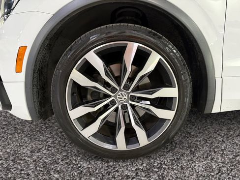 Used 2018 Volkswagen Tiguan SEL Premium w/ R-Line Package image 18