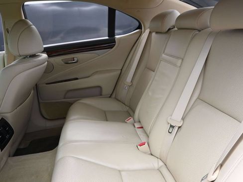 Used 2016 Lexus LS 460 w/ Comfort Package RWD image 17