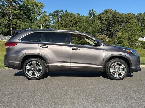 Used 2018 Toyota Highlander Limited FWD image 2