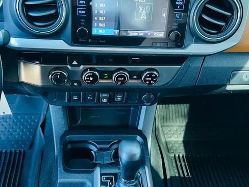 Used 2018 Toyota Tacoma SR5 AWD/4WD image 14