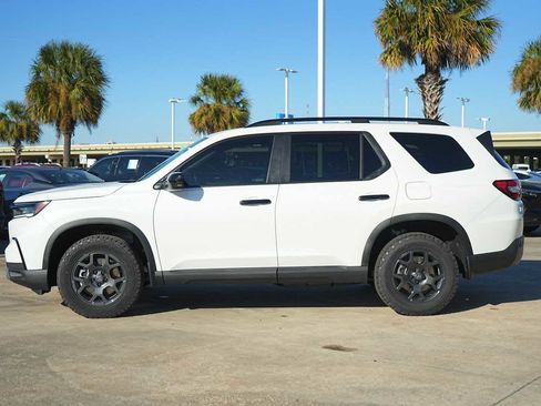 Used 2025 Honda Pilot TrailSport image 3