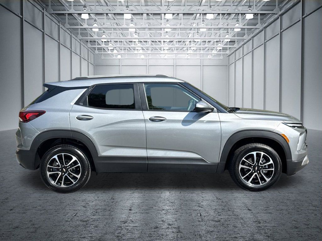 Used 2025 Chevrolet TrailBlazer LT AWD/4WD image 10