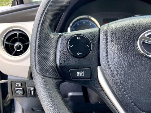 Used 2018 Toyota Corolla LE FWD image 23