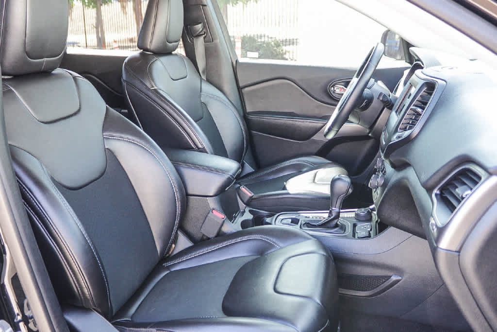 Used 2019 Jeep Cherokee Latitude Plus w/ Comfort/Convenience Group AWD/4WD image 16