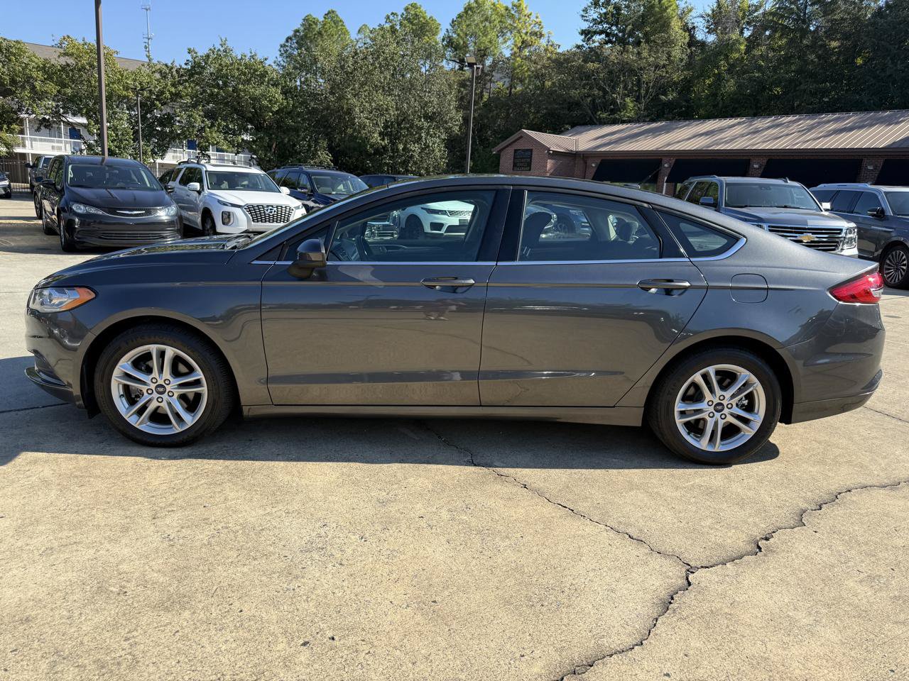Used 2018 Ford Fusion SE w/ Fusion SE Technology Package FWD image 2