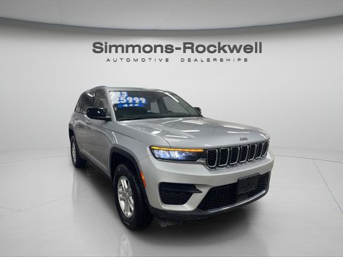 Used 2023 Jeep Grand Cherokee Laredo w/ Luxury Tech Group I AWD/4WD image 7