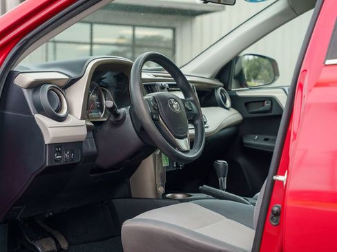 Used 2015 Toyota RAV4 LE FWD image 18