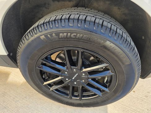 Used 2017 Cadillac XT5 Luxury w/ Driver Awareness Package image 12